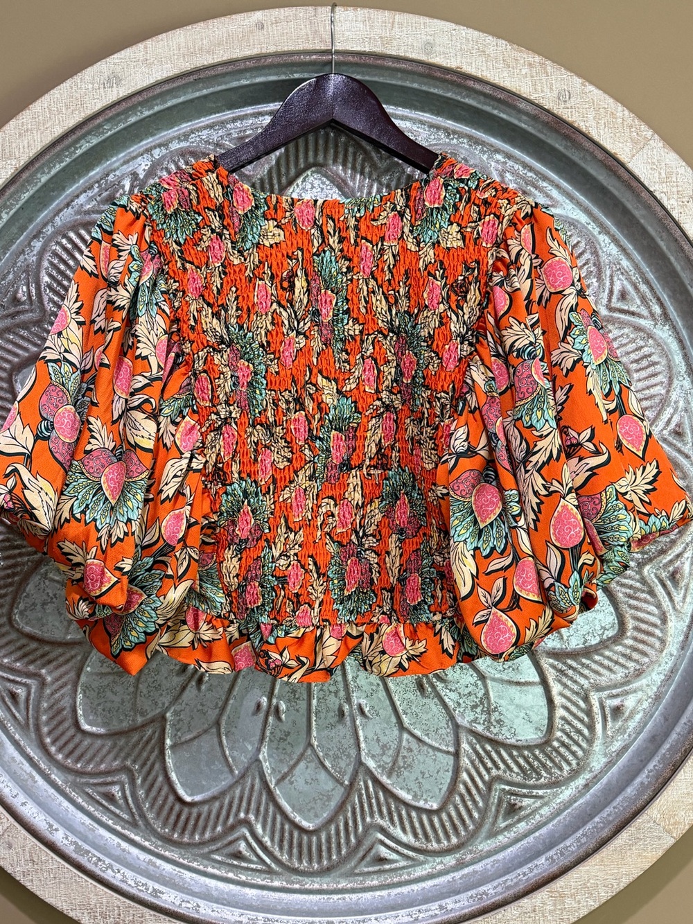 New THML Statement Orange Floral Paisley Smocked V-Neck Crop Top W Puff Sleeves - Picture 6 of 6